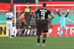 DFB Pokal; FC Ingolstadt 04 - SV Darmstadt 98; Torwart Markus Ponath (40, FCI) beim Elfmeter