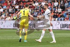 3. Liga; SpVgg Unterhaching - FC Ingolstadt 04; abklatschen Torwart Marius Funk (1, FCI) Pascal Testroet (37, FCI)