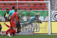 3. Liga; FSV Zwickau - FC Ingolstadt 04; Torwart Marius Funk (1, FCI) sicher in der Luft und boxt den Ball weg