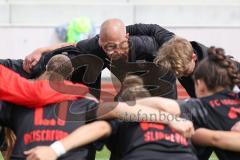 2. Frauen-Bundesliga - Saison 2021/2022 - FC Ingolstadt 04 - MSV Duisburg - Die Mannschaft bildet einen Kreis vor dem Spiel - Thorsten Splieth Co-Trainer (FCI) - Foto: Meyer Jürgen