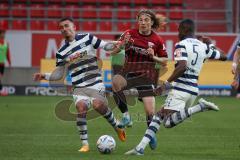 3.Liga - Saison 2022/2023 - FC Ingolstadt 04 -  MSV Duisburg - Tim Civeja (Nr.8 - FCI) - Baran Mogultay (Nr.2 - MSV Duisburg) - Leroy Kwadwo (Nr.5 - MSV Duisburg) - Foto: Meyer Jürgen