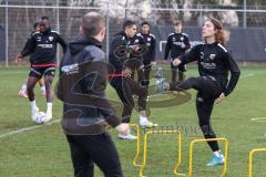 3. Liga; 1. Training nach Winterpause, 2023 FC Ingolstadt 04; Tim Civeja (8, FCI) Athletik-Trainer Luca Schuster (FCI)