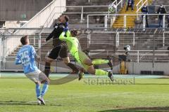 Toto Pokal - TSV 1860 München - FC Ingolstadt 04 - Fatih Kaya (9, FCI) köpft Torwart Hiller Marco (1, 1860) boxt weg