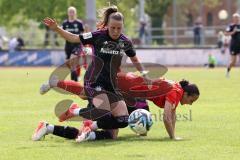 2. Bundesliga Frauen - Saison 2023/24 - FC Ingolstadt 04 Frauen - FC Bayern München II - Gloning Laura schwarz links Bayern - Katharina Krist (Nr.14 - FCI) - Reszler Eszter schwarz rechts Bayern - Foto: Meyer Jürgen