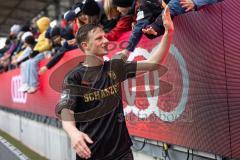 3. Liga; FC Ingolstadt 04 - MSV Duisburg; nach dem Spiel Sieg Jubel Freude, Spieler bedanken sich bei den Fans, Moritz Seiffert (23, FCI)