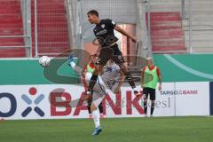 DFB Pokal; FC Ingolstadt 04 - SV Darmstadt 98; Zweikampf Kampf um den Ball Schnellhardt Fabian (8 SVD) Marcel Costly (22, FCI)