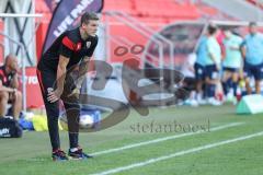 2. Frauen-Bundesliga; FC Ingolstadt 04 - SC Sand; Cheftrainer Benjamin Stolte (FCI) an der Seitenlinie, Spielerbank