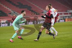 3. Liga - FC Ingolstadt 04 - Hallescher FC - Filip Bilbija (35, FCI) kommt zu spät, Eisele Kai (1 Halle)