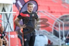 2. Frauen-Bundesliga; FC Ingolstadt 04 - SC Sand; Cheftrainer Benjamin Stolte (FCI) an der Seitenlinie, Spielerbank