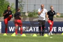 DFB - Pokal Frauen 1. Runde - Saison 2023/2024 - FC Ingolstadt 04 - FC Carl Zeiss Jena - Die Spielerinnen beim warm machen - Cheftrainer Miren Catovic (FCI Frauen) -  Foto: Meyer Jürgen