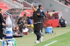 3. Liga; FC Ingolstadt 04 - SSV Jahn Regensburg; ärgert sich Cheftrainerin Sabrina Wittmann (FCI) an der Seitenlinie, Spielerbank