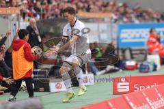 3. Liga; Rot-Weiss Essen - FC Ingolstadt 04; Sebastian Grönning (11, FCI) holt den Ball