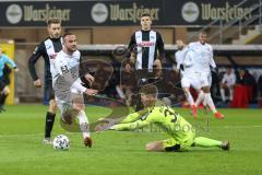 3. Liga - SC Verl - FC Ingolstadt 04 - Fatih Kaya (9, FCI) zu spät, Torwart Brüseke Robin (32 Verl) hält