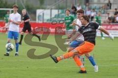Testspiel - Bezirksliga - Saison 2025/26 - FC Gerolfing - SpVgg Joshofen Bergheim - Julian Sager weiss Joshofen Bergheim  - Michael Oblinger Torwart Gerolfing - Foto: Meyer Jürgen