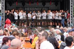 3. Liga; FC Ingolstadt 04 - offizielle Mannschaftsvorstellung auf dem Ingolstädter Stadtfest, Rathausplatz; das Tema auf der Bühne, Stadionsprecher Italo Mele