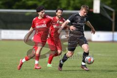 Bezirksliga - Saison 2025/26 - FC Fatih Ingolstadt - TSV Rohrbach - Nico Elfinger schwarz Rohrbach  - Muhammedcan Tural rot Fatih links - Foto: Meyer Jürgen