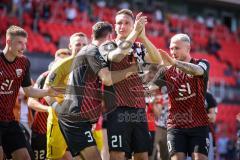 3. Liga; FC Ingolstadt 04 - VfB Lübeck; Verabschiedung Tobias Schröck (21, FCI) weint mit Sohn im Arm, Team, bedankt sich bei den Fans