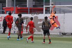 U 14 (C-Jun.) Förderliga BuLi/NLZ -  Saison 2021/2022 - FC Ingolstadt 04 - FC Bayern München - Elem Apemegno rot FCI schiesst an die Latte - - Foto: Meyer Jürgen