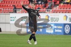 3. Liga; FSV Zwickau - FC Ingolstadt 04; bedankt sich beim Mitspieler Denis Linsmayer (23, FCI)