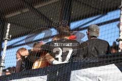 3. Liga - Saison 2024/25 - FC Ingolstadt 04 - SV Wehen Wiesbaden - Das Spiel ist aus - Banner - Choreo -- Pascal Testroet (Nr.37 - FCI)  - Torwart Marius  Funk (Nr.1 - FCI)auf den weg zu den Fans Foto: Meyer Jürgen
