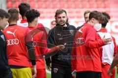 Im Bild: Fabian Reichler (FC Ingolstadt) klattscht mit den Spielern ab

Fussball - B-Junioren - Relegation 2021  - FC Ingolstadt 04 - SSV Jahn Regensburg -  Foto: Ralf Lüger/rsp-sport.de