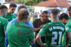 Freundschaftsspiel - Saison 2023/2024 - SV Manching - AL Jazira - Cheftrainer Serkan Demir (SV Manching) spricht in der Pause zu seinen Spielern - Foto: Meyer Jürgen