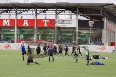 Audi Schanzer Amateur Cup 2022 - Die Mannschaften machen sich warm vor dem Spiel - Foto: Jürgen Meyer