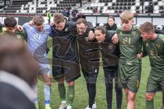 3. Liga; SC Verl - FC Ingolstadt 04; nach dem Spiel Sieg Jubel Freude Teambesprechung auf dem Platz, Deniz Zeitler (38, FCI) Torwart Boevink Pelle (26 FCI) Simon Lorenz (32, FCI) Co-Trainer Fabian Reichler (FCI) Cheftrainerin Sabrina Wittmann (FCI) Max Pl