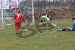Kreisliga - Saison 2024/25- SV Hundszell - TSV Kösching-  - Jonas Betz rot Kösching - Tim Liesegang blau Hundszell - Lucas Steinbach Torwart Hundszell - Foto: Meyer Jürgen