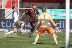 3. Liga; FC Ingolstadt 04 - Hallescher FC; Julian Kügel (31, FCI) Halangk Lucas (16 Halle) Torwart Müller Sven (1 Halle)