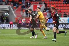 3. Liga; FC Ingolstadt 04 - SG Dynamo Dresden; Zweikampf Kampf um den Ball Pascal Testroet (37, FCI) Kammerknecht Claudio (15 DD)