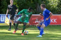 Bezirksliga Oberbayern Nord - SV Manching - SV Nord Lerchenau - Ousseynou Tamba (#10 Manching) grün - Hafner Korbinian blau Lerchenau - Foto: Jürgen Meyer