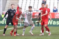 3. Liga; Rot-Weiss Essen - FC Ingolstadt 04; Tim Heike (9, FCI) kämpft sich durch Eitschberger Julian (2 RWE) Schultz Michael (4 RWE) Torwart Golz Jakob (1 RWE)