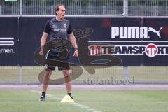 3. Liga; FC Ingolstadt 04 - Trainingsauftakt, Cheftrainer Rüdiger Rehm (FCI) schreit ins Feld