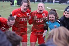 2. Fußball-Liga - Frauen - Saison 2022/2023 - FC Ingolstadt 04 - SC Freiburg II - Die Mannschaft bildet einen Kreis vor dem Spiel - Alina Mailbeck (Nr.8 - FCI Frauen) motiviert ihre Mitspielerinnen - Foto: Meyer Jürgen