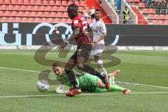 3. Fußball-Liga - Saison 2022/2023 - FC Ingolstadt 04 -  SpVgg Bayreuth - Moussa Doumbouya (Nr.27 - FCI) mit einer Torchance - Torwart Sebastian Kolbe (Nr.31 - SpVgg Bayreuth) -  - - Foto: Meyer Jürgen