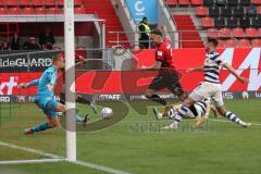 3.Liga - Saison 2022/2023 - FC Ingolstadt 04 -  MSV Duisburg - Patrick Schmidt (Nr.9 - FCI) -Torwart Max Braune (Nr.24 - MSV Duisburg) -  - Foto: Meyer Jürgen