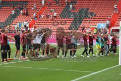 3. Fußball-Liga - Saison 2022/2023 - FC Ingolstadt 04 - SpVgg Bayreuth - Das Spiel ist aus - Jubel - Die Spieler bedanken sich bei den Fans - Tanzen - Freude - Foto: Meyer Jürgen