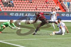 3. Fußball-Liga - Saison 2022/2023 - FC Ingolstadt 04 - SpVgg Bayreuth - Moussa Doumbouya (Nr.27 - FCI) - Torwart Sebastian Kolbe (Nr.31 - SpVgg Bayreuth) - Foto: Meyer Jürgen