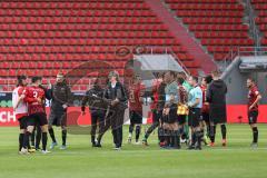 Relegation 1 - FC Ingolstadt 04 - VfL Osnabrück - Sieg 3:0 Spiel ist aus, Direktor Sport Michael Henke (FCI) gratuliert auf dem Feld den Spielern, Freude