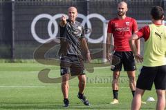 2.BL; FC Ingolstadt 04 - Neuer Cheftrainer Andre Schubert mit Co-Trainer Asif Saric im ersten Training, Cheftrainer André Schubert (FCI) erklärt Übung Nico Antonitsch (5, FCI) Peter Kurzweg (16, FCI)