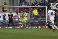 2. Fußball-Liga - Saison 2021/2022 - FC Ingolstadt 04 - Hamburger SV - Der 0:3 Führungstreffer durch Robert Glatzel #9 Hamburg  - Dejan Stojanovic Torwart (#39 FCI) - Foto: Meyer Jürgen