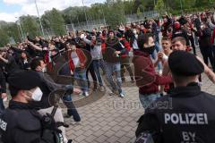 3. Liga - FC Ingolstadt 04 - TSV 1860 München - Spieler gehen zu den Fans die vor dem Stadion waren, Tumult. Polizei, Jubel zum Sieg