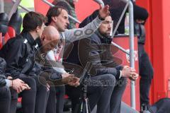 2.BL; FC Ingolstadt 04 - FC Hansa Rostock; Cheftrainer Rüdiger Rehm (FCI) auf der Bank ärgert sich Co-Trainer Mike Krannich (FCI) Sportmanager Malte Metzelder (FCI)