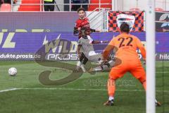 3. Liga; FC Ingolstadt 04 - VfL Osnabrück; Zweikampf Kampf um den Ball Hawkins Jalen (20 FCI) Traoré Omar Haktab (23 VfL) Torwart Kühn Philipp (22 VfL)