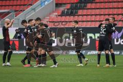 2.BL; FC Ingolstadt 04 - SG Dynamo Dresden; Tor Jubel Treffer Filip Bilbija (35, FCI) mit Merlin Röhl (34, FCI) Thomas Keller (27, FCI) Dennis Eckert Ayensa (7, FCI) Nico Antonitsch (5, FCI) Rico Preißinger (6, FCI) Nils Roeseler (13, FCI) Patrick Schmidt