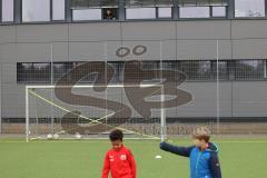 3.Liga - Saison 2022/2023 - FC Ingolstadt 04 -  - Cheftrainer Michael Köllner (FCI) schaut den Kindern der AUDI Schanzer Fußballschule zu - Funktionsgebäude - Foto: Meyer Jürgen