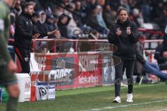 3. Liga; SC Verl - FC Ingolstadt 04; an der Seitenlinie, Spielerbank schreit Cheftrainerin Sabrina Wittmann (FCI) klatscht Daumen hoch