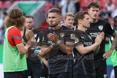DFB Pokal; FC Ingolstadt 04 - SV Darmstadt 98; Spieler bedanken sich bei den Fans, Niederlage, hängende Köpfe Pascal Testroet (37, FCI) Denis Linsmayer (23, FCI) Calvin Brackelmann (17, FCI)