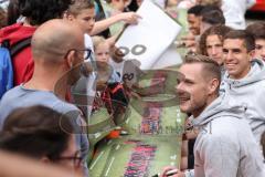 3. Liga; FC Ingolstadt 04 - offizielle Mannschaftsvorstellung auf dem Ingolstädter Stadtfest, Rathausplatz; Autogrammstunde für die Fans, Torwart Marius Funk (1, FCI) Nikola Stevanovic (15, FCI) Tim Civeja (8, FCI)